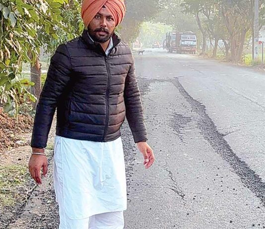 नई बनी सड़क मात्र 10 दिनों में ही टूटी, लोगों में भारी रोष Fatehgarh Sahib News