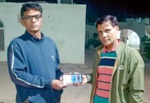 Honesty: शाह सतनाम जी अस्पताल के बिजली मैकेनिक ने मोबाइल लौटा कर दिखाई ईमानदारी Sri Gurusar Modia News