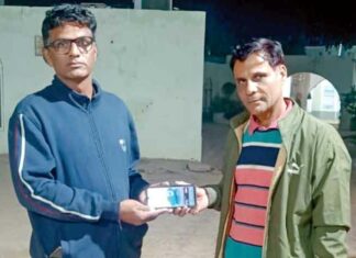 Honesty: शाह सतनाम जी अस्पताल के बिजली मैकेनिक ने मोबाइल लौटा कर दिखाई ईमानदारी Sri Gurusar Modia News