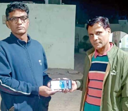 Honesty: शाह सतनाम जी अस्पताल के बिजली मैकेनिक ने मोबाइल लौटा कर दिखाई ईमानदारी Sri Gurusar Modia News