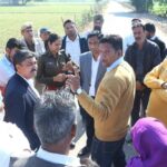 Hanumangarh: रेल बाइपास के लिए पैमाइश करने पहुंचे अधिकारियों का किया घेराव, आंदोलन तेज करने की दी चेतावनी Hanumangarh News