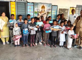 Welfare Works: जींद की साध संगत के 134 वे मानवता भलाई कार्य के तहत बच्चों को कपड़े व जूते व स्टेशनरी वितरित किए Jind News