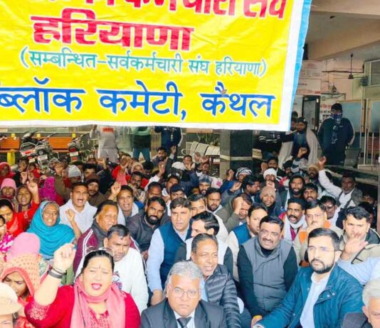 सफाईकर्मियों ने लंबित मांगों को लेकर किया धरना-प्रदर्शन, विधायक आदित्य सुरजेवाला ने भी लिया धरने में हिस्सा Kaithal News