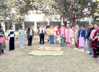 मानव श्रृंखला बनाकर एड्स के प्रति किया जागरूक Kharkhoda News