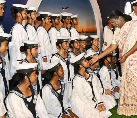 Indian Navy Day: भारतीय नौसेना ने दिखाई शक्तिशाली समुद्री ताक़त, राष्ट्रपति व उपराष्ट्रपति ने दी नौसेना दिवस की शुभकामनाएँ Indian Navy Day