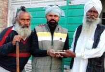 Honesty: डेरा श्रद्धालु ने मोबाइल लौटाकर निभाया ‘इन्सानियत’ का फर्ज Rampura Phul