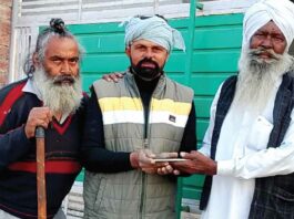Honesty: डेरा श्रद्धालु ने मोबाइल लौटाकर निभाया ‘इन्सानियत’ का फर्ज Rampura Phul