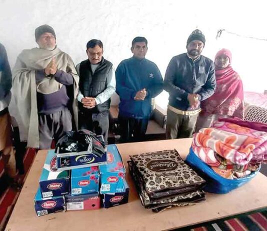 Welfare Work: समाजसेवी अमरजीत मोंगा इन्सां ने जरूरतमंद लोगों को गर्म वस्त्र वितरण किये Sirsa News
