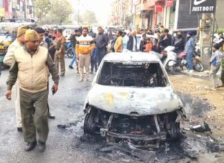 डी पार्क पर चलती गाड़ी में लगी भयंकर आग, चालक ने कूद कर बचाई अपनी जान Rohtak News