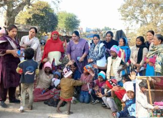 संगतपुरा ब्लॉक में मानवता भलाई का सराहनीय कार्य, गरीब बच्चों को बांटे वस्त्र व खिलौने Sangatpura News