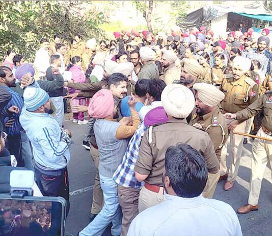 मुख्यमंत्री भगवंत मान की कोठी के बाहर बेरोजगारों और पुलिस में धक्का-मुक्की Sangrur News