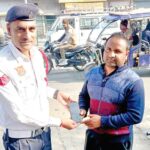 फतेहाबाद ट्रैफिक पुलिस ने सड़क पर मिला मोबाइल सुरक्षित लौटाया Fatehabad News