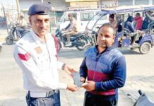 फतेहाबाद ट्रैफिक पुलिस ने सड़क पर मिला मोबाइल सुरक्षित लौटाया Fatehabad News