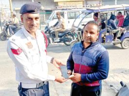 फतेहाबाद ट्रैफिक पुलिस ने सड़क पर मिला मोबाइल सुरक्षित लौटाया Fatehabad News