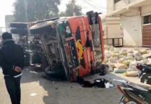 अनियंत्रित होकर पलटा पशु आहार से भरा ट्रोला Hanumangarh News