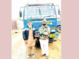 Honesty: मोबाइल वापिस कर दिया ईमानदारी का परिचय Honesty