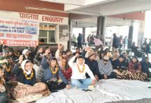 भिवानी के बस स्टैंड पर 35 कर्मचारी बैठे भूख हड़ताल पर Bhiwani News