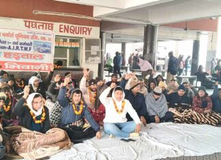 भिवानी के बस स्टैंड पर 35 कर्मचारी बैठे भूख हड़ताल पर Bhiwani News