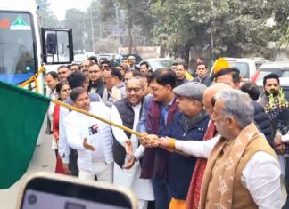 केंद्रीय राज्य मंत्री कृष्णपाल गुर्जर ने स्वास्थ्य सुविधाओं से लेस दो बसों को हरी झंडी दिखाकर रवाना किया Faridabad News