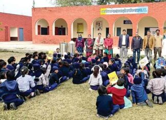 अध्यापक हरदीप सिंह ने जन्मदिन पर बच्चों को बांटी कॉपियां