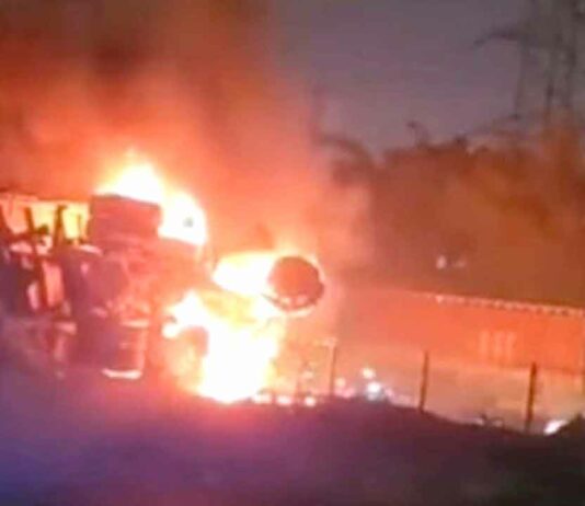 Gurugram Road Accident: एसपीआर पर डिवाइडर से टकराकर पलटा ट्रक, लगी आग Gurugram News