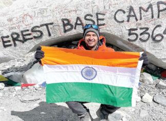 हिसार के नरेंद्र कुमार ने माउंट एवरेस्ट बेस कैंप पर फहराया तिरंगा Hisar News