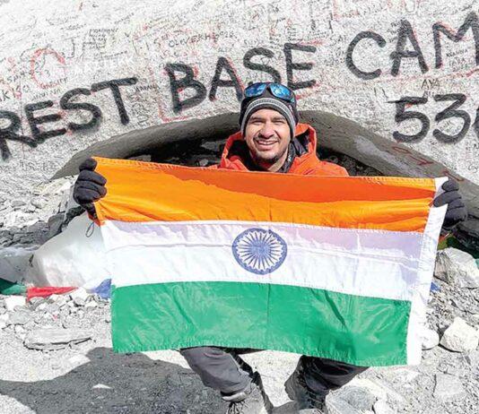 हिसार के नरेंद्र कुमार ने माउंट एवरेस्ट बेस कैंप पर फहराया तिरंगा Hisar News