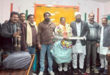 सेवानिवृत्ति पर सफाई कर्मचारी को पुष्प-मालाएं पहनाकर किया सम्मानित Kairana News