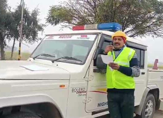 घने कोहरे में वाहन चालकों को सचेत कर रही पेट्रोलिंग टीम Hanumangarh News