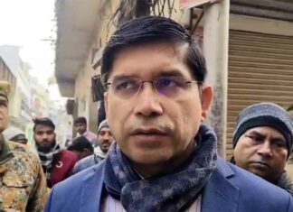 Sambhal: संभल में सड़कों पर उतरे डीएम-एसपी, सात थानों की पुलिस के साथ पीएसी और आरपीएफ के जवान भी तैनात Sambhal News