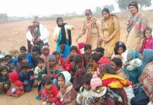 Welfare Works: संगतपुरा ब्लॉक की साध-संगत ने ईंट भट्ठे पर रह रहे जरूरतमंद बच्चों को खिलौने व महिलाओं को शॉल बांटे Jind News