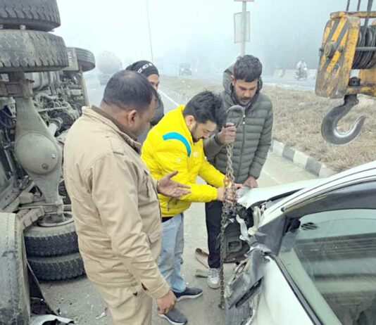 Road Accident: प्लास्टिक के रोल लेकर श्रीनगर जा रहा कैंटर पलटा, तीन वाहन टकराए, हाइवे पर जाम Karnal News