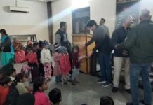 संस्कार पाठशाला में अध्ययनरत जरूरतमंद परिवारों के बच्चों को गर्म वस्त्र वितरित