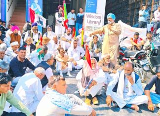 Mobile Claim: चोरी हुए मोबाइल का क्लेम न मिलने पर बजाज फाइनेंस कार्यालय के बाहर धरना Bhuna News