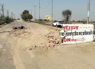 घग्घर पुल पर अस्थाई डिवाइडर से टकराई कार, एयरबैग खुलने से बड़ा हादसा टला Hanumangarh News