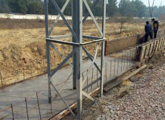 ग्रेफ चौराहे पर निर्माण कार्य के बीच हाई वोल्टेज पोल बना खतरा, हादसे की आशंका Hanumangarh News