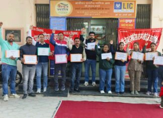 LIC Employees Strike: विदेशी निवेश व एफपीओ के विरोध में एलआईसी कर्मचारियों की हड़ताल Hanumangarh News