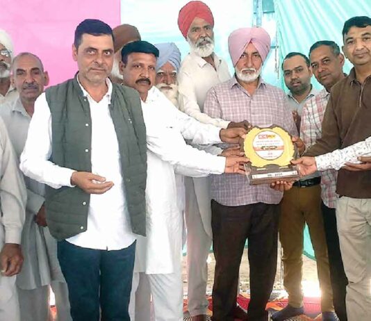 सच कहूँ प्रचार-प्रसार में सिरसा जिला का ये ब्लॉक रहा प्रथम एवं प्रदेश में तृतीय स्थान पर, मिली शानदार ट्रॉफी Sirsa News