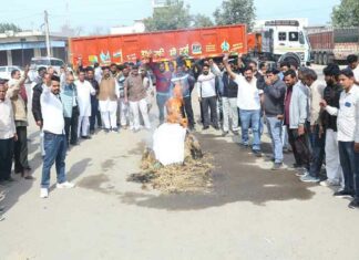 Transporter’s Movement: फिटनेस प्रक्रिया बंद होने से भड़का आक्रोश, परिवहन मंत्री का पुतला दहन Hanumangarh News