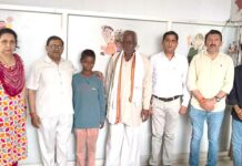 रेलवे स्टेशन पर लावारिस मिले बच्चे को कासगंज के परिजनों तक सुरक्षित पहुंचाया, दादा-पोते के मिलन से भावुक हुआ माहौल Bhiwani News