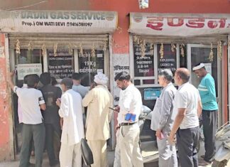 Gas Cylinder News: गैस सिलेंडरों के दाम बढ़ते ही एजेंसियों पर बढ़ी भीड़, लोगों में किल्लत की आशंका Charkhi Dadri News