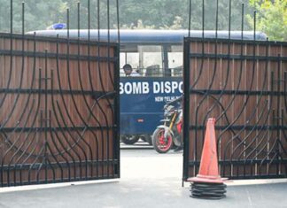 Delhi School Bomb Threat: दिल्ली के स्कूलों को फिर मिली धमकी, जांच में जुटी पुलिस Delhi News