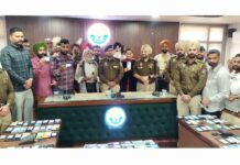 Fatehgarh Sahib Police: फतेहगढ़ साहिब पुलिस ने चोरी और गुम हुए 300 मोबाइल फोन असल मालिकों को सौंपे Fatehgarh Sahib News