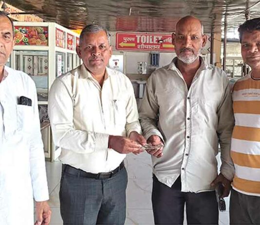 गलती से अकाउंट में आये 45 हजार रुपये हिसार के डेरा सेवादार ने असली मालिक को लौटाए Hisar News