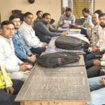 कैराना में साथी लेखपाल के समर्थन में लामबंद हुए लेखपाल, सौंपा ज्ञापन Kairana News