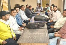 कैराना में साथी लेखपाल के समर्थन में लामबंद हुए लेखपाल, सौंपा ज्ञापन Kairana News