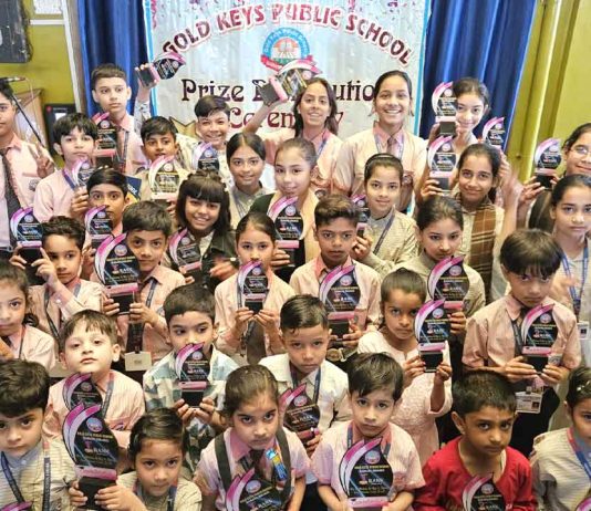 गोल्ड कीज़ पब्लिक स्कूल में पुरस्कार वितरण समारोह आयोजित Kairana News