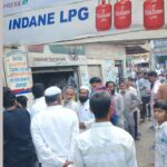 Gas Cylinder News: ईद नजदीक आते ही गैस सिलेंडरों की मांग बढ़ी, एजेंसी पर लंबी कतारें Kairana News