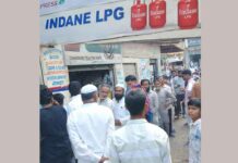 Gas Cylinder News: ईद नजदीक आते ही गैस सिलेंडरों की मांग बढ़ी, एजेंसी पर लंबी कतारें Kairana News