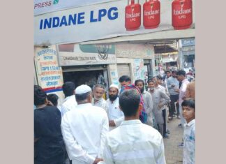 Gas Cylinder News: ईद नजदीक आते ही गैस सिलेंडरों की मांग बढ़ी, एजेंसी पर लंबी कतारें Kairana News